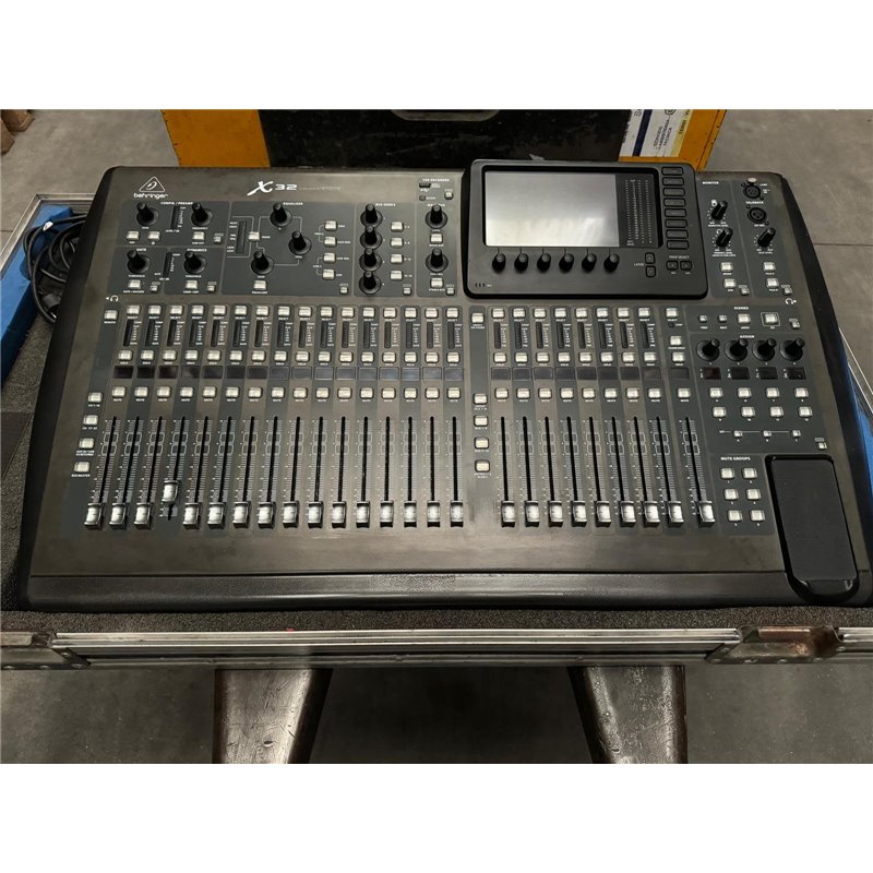BEHRINGER X32 MIXER DIGITALE 40 CANALI + FLIGHTCASE E STAGEBOX S32 SU RACK IMBOTTITO 4 UNITA' USATO